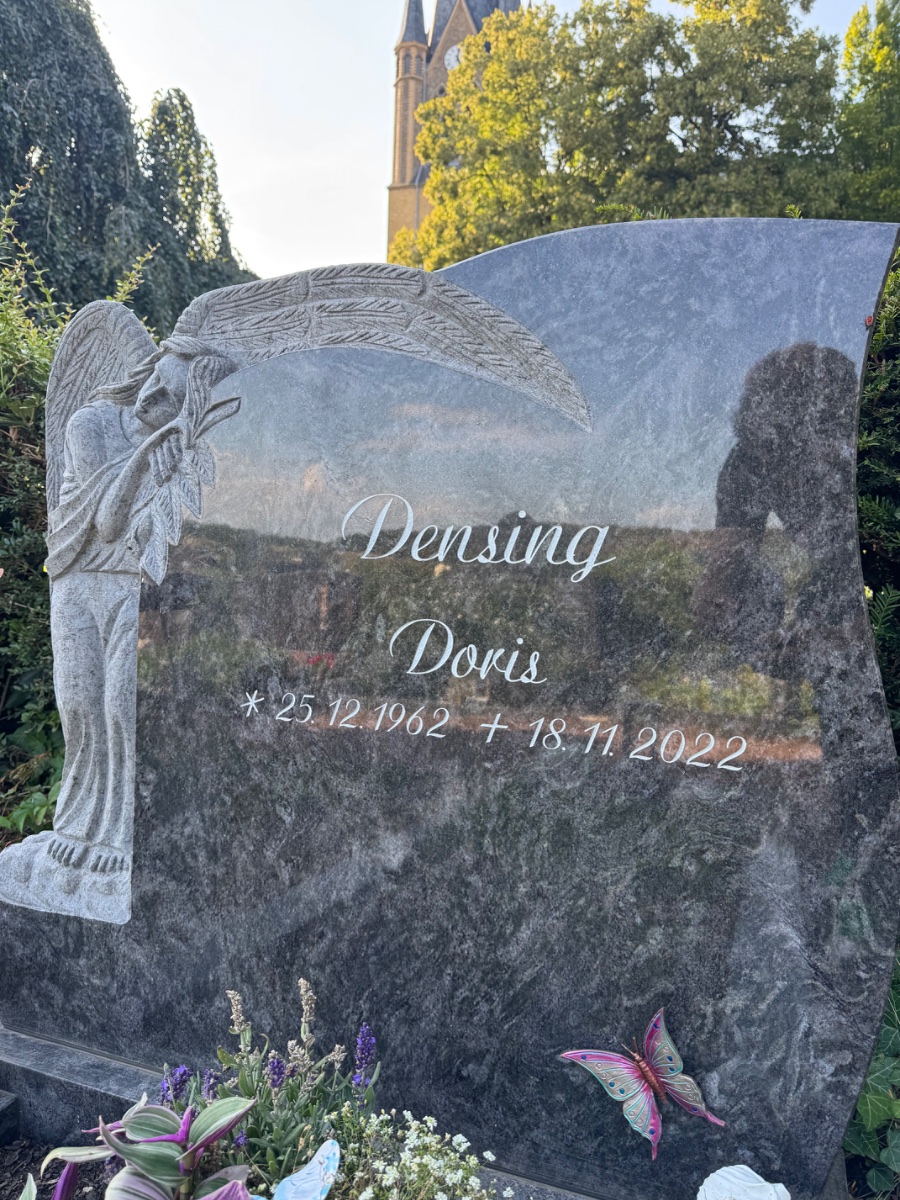 Doris Grabstein auf dem Brenig‘er Friedhof