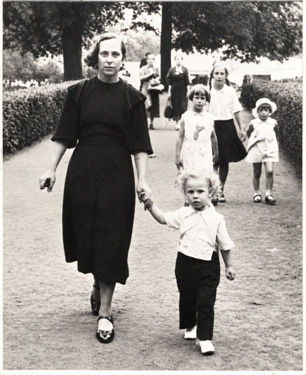 Therese Beyer geb. Hergenröther mit ihrem Sohn Franz Josef Beyer beim Brühler Schützenfest.