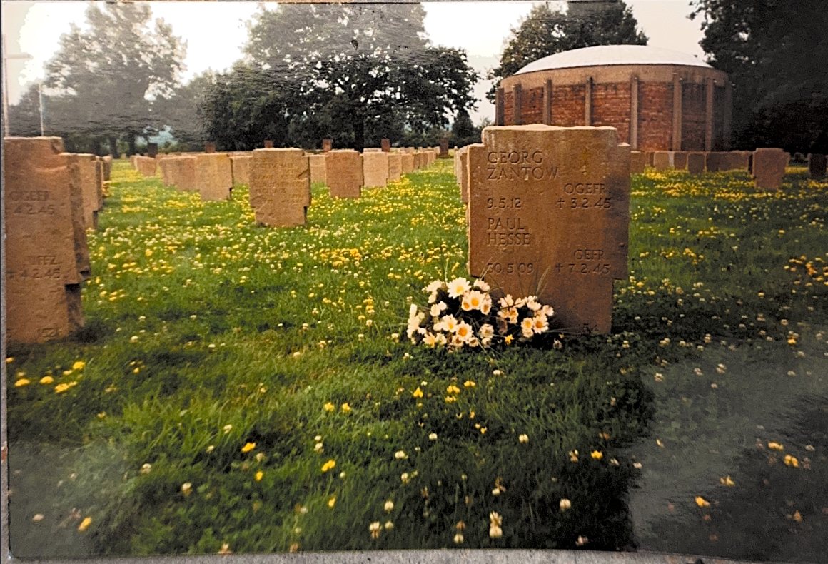 Grab von *Paul Hesse (30.05.1909, †07.02.1945) auf dem Ehrenfriedhof Moosbronn im Elsass.